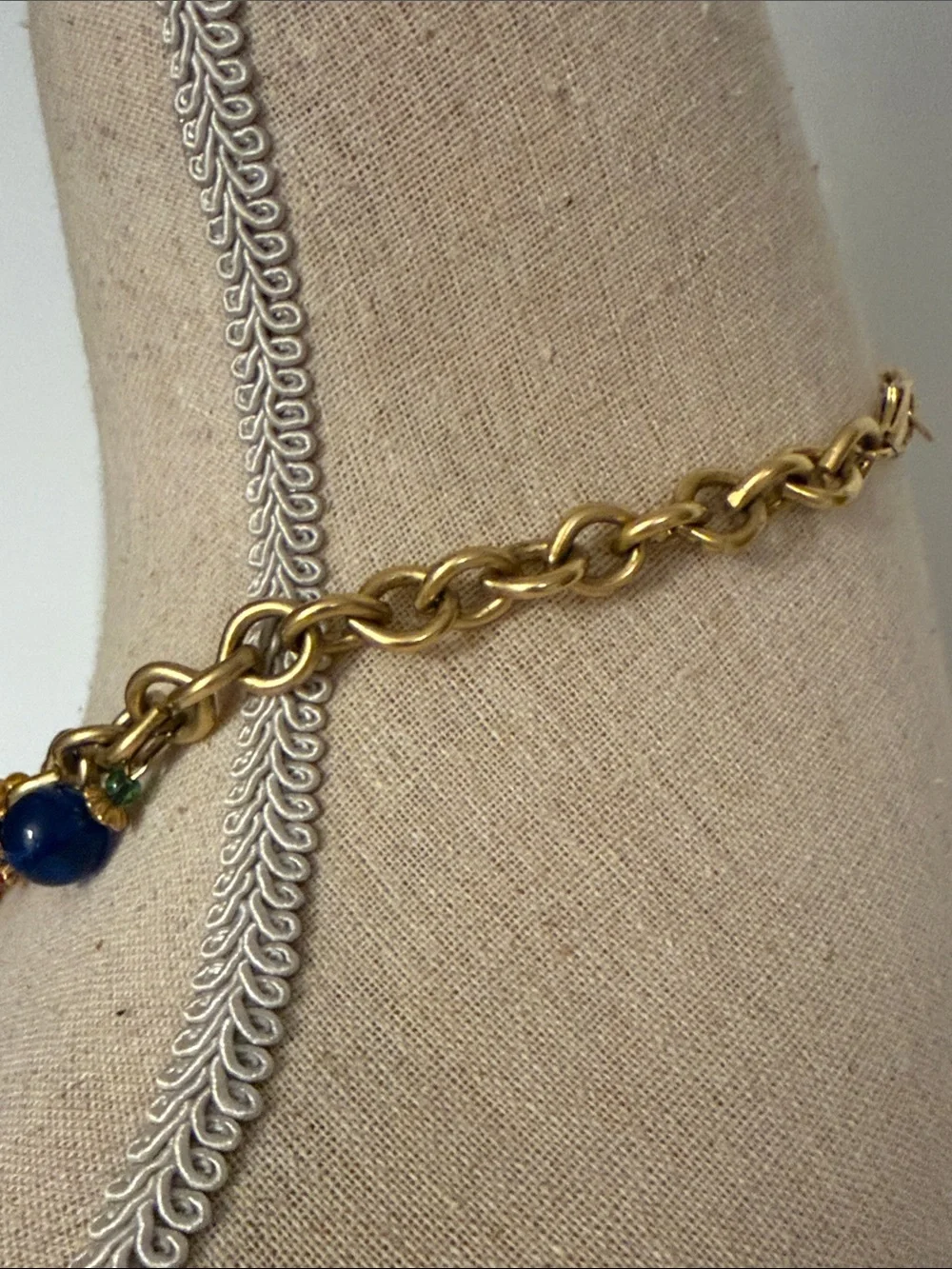 LES BERNARD UNSIGNED NECKLACE GOLD TONE CHAIN MULTI COLOR GRIPOIX GLASS 18” VTG